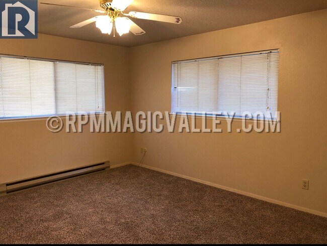 Foto del edificio - 747 Meadows Dr
