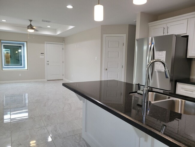Building Photo - 2 Bedroom Duplex in Mission