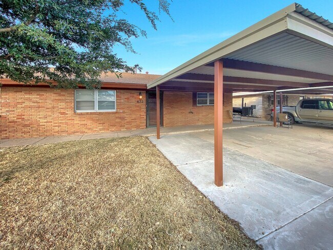 Building Photo - 620-622 East Sunset Circle