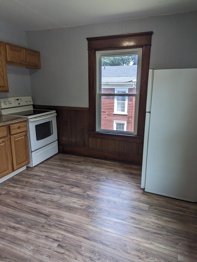 Building Photo - 385 S Lincoln Ave