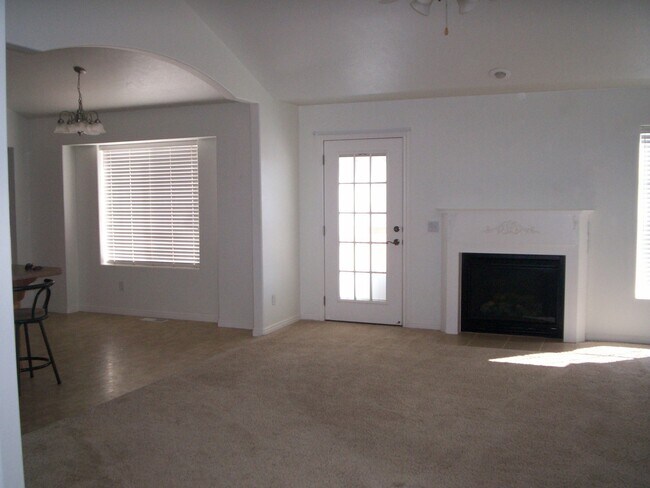 Building Photo - 3 bedroom + Office, 2 bath - Single Family...