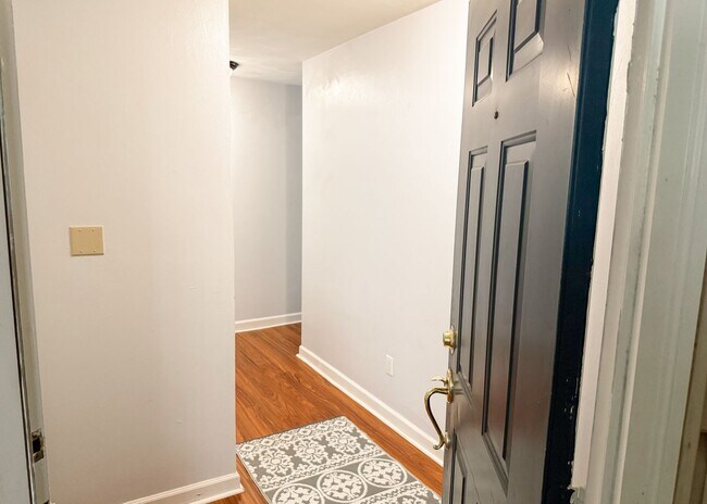 Foto del edificio - Ready NOW!!!! 2-Bedroom Condo In Ghent! Re...