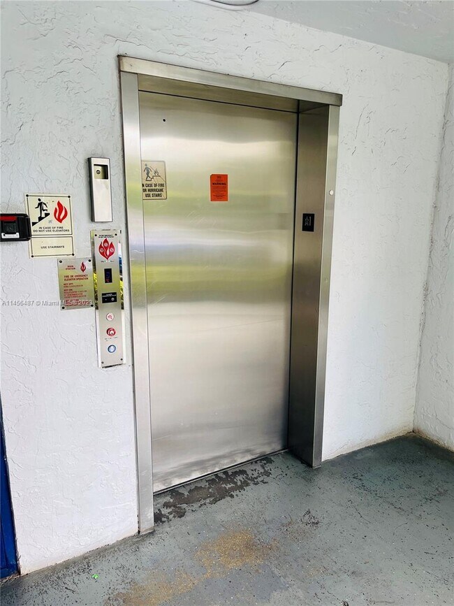 Foto del edificio - 8540 N Sherman Cir