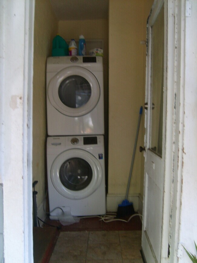 Building Photo - Huge 3 Bedroom, 1 Bathroom Apartment Steps From UF in Fifth Avenue