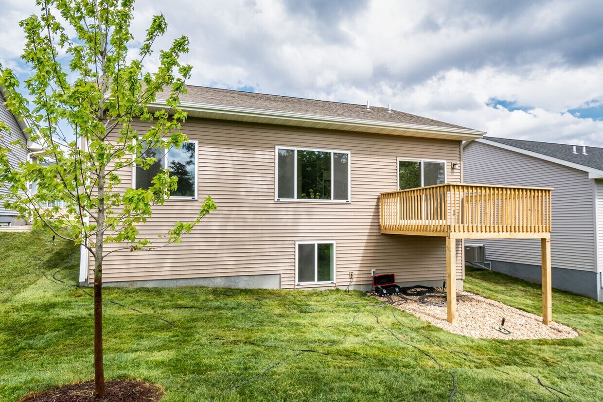 Primary Photo - 4 bed 3 bath East side Iowa city!