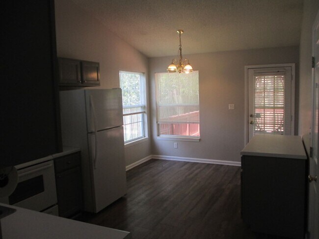 Foto del edificio - Wonderful 3 bedroom, 2 bathroom, home with fenced in yard! Available December 21, 2025!