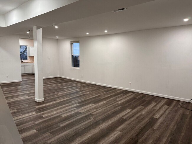 Building Photo - 4 br, 2.5 bath House - 2729 Custer Avenue