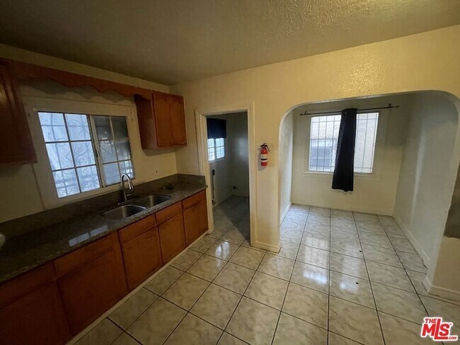 Foto del edificio - 6009 S Halldale Ave