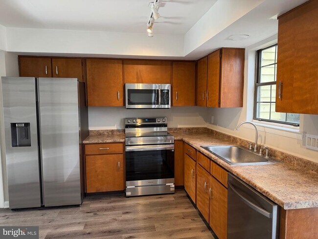 Foto del edificio - 120 Redwood Dr