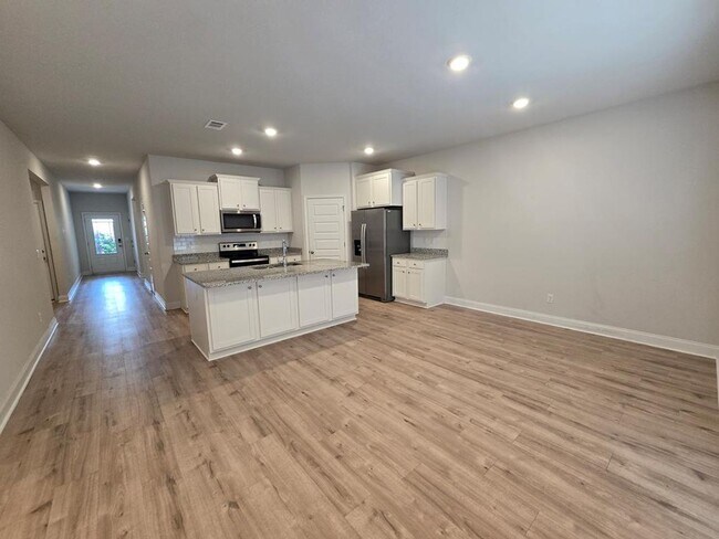 Foto del edificio - Elegant 4-Bedroom Lake Park Home with Open Layout, Modern Finishes, and Fenced Yard