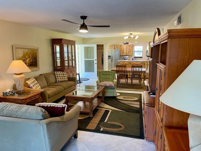 Building Photo - Elegant 2 bed 2 bath 55+ Condominium in Bradenton: Fully Furnished Annual Rental - Impeccably Mai...