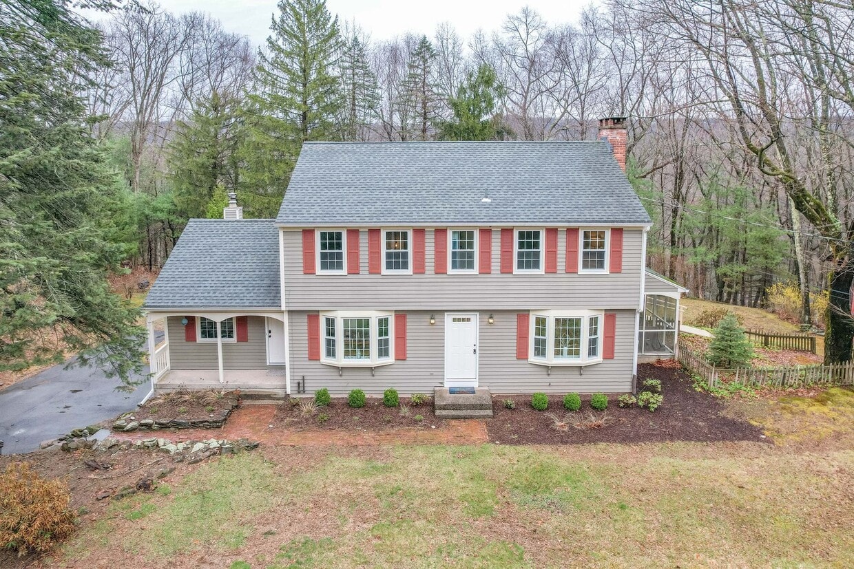 Foto principal - Bright and Beautiful 4 Bedroom Colonial