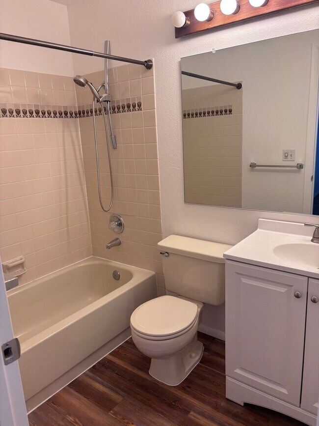 Foto del edificio - Brand New Update: 2 Bed/2 Bath UMED Condo!