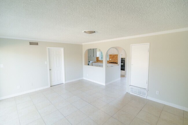 Building Photo - COMING SOON! Single Story 4 Bedroom Home for Rent in Woodland Hills!