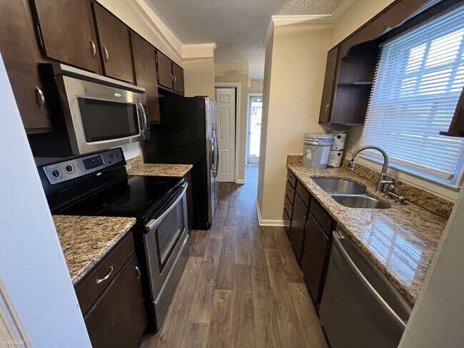 Foto del edificio - 2 br, 2 bath House - 4934 Tower Rd Unit D
