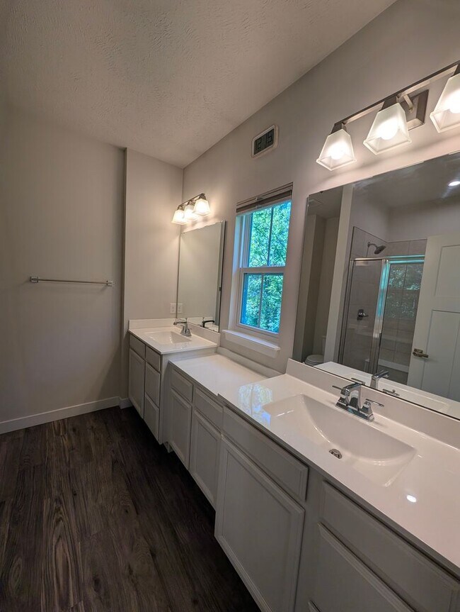 Building Photo - 3-4 Bedrooms Townhome Concord Village, Avo...