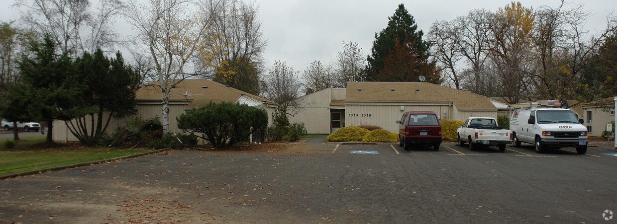 Building Photo - Silvertowne I Apartments