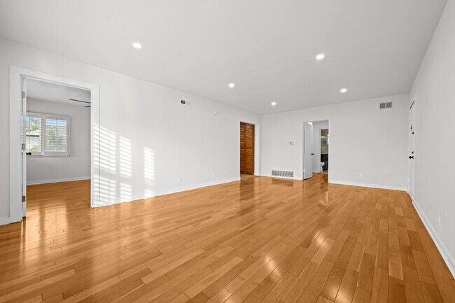Foto del edificio - Renovated 3BR 2BA in Prime Beverly Hills | In-Unit W/D + Parking
