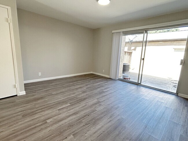 Foto del edificio - Move-in ready Evergreen townhome with private backyard, detached 2-car garage, and great communit...