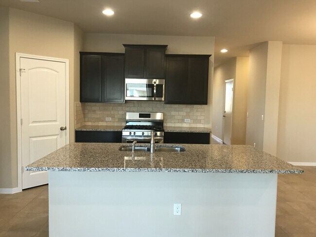 Foto del edificio - FIVE BEDROOM, THREE BATH 1-STORY HOME