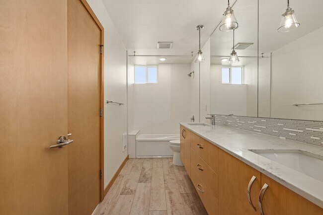 Foto del edificio - 3829 23rd Ave W