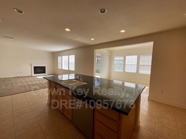 Building Photo - 546 W Campania Way