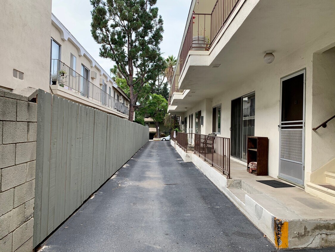 Foto del edificio - 1336 S Centinela Ave