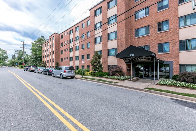 Foto del edificio - 1300 S Arlington Ridge Rd
