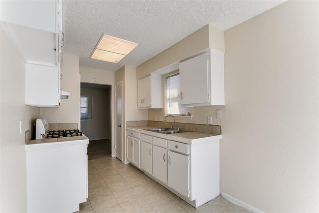 Building Photo - 5226 E Orem Dr