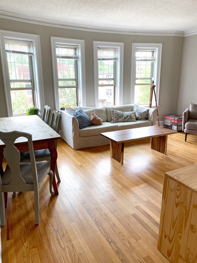Building Photo - Top Floor, Spacious 2 Bed Apartment in Fan...