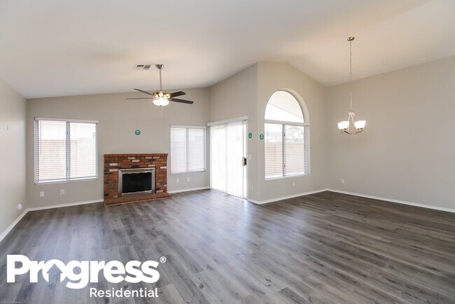 Building Photo - 940 W Silver Creek Rd