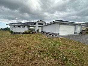 Building Photo - 3413 NE 12th Ave