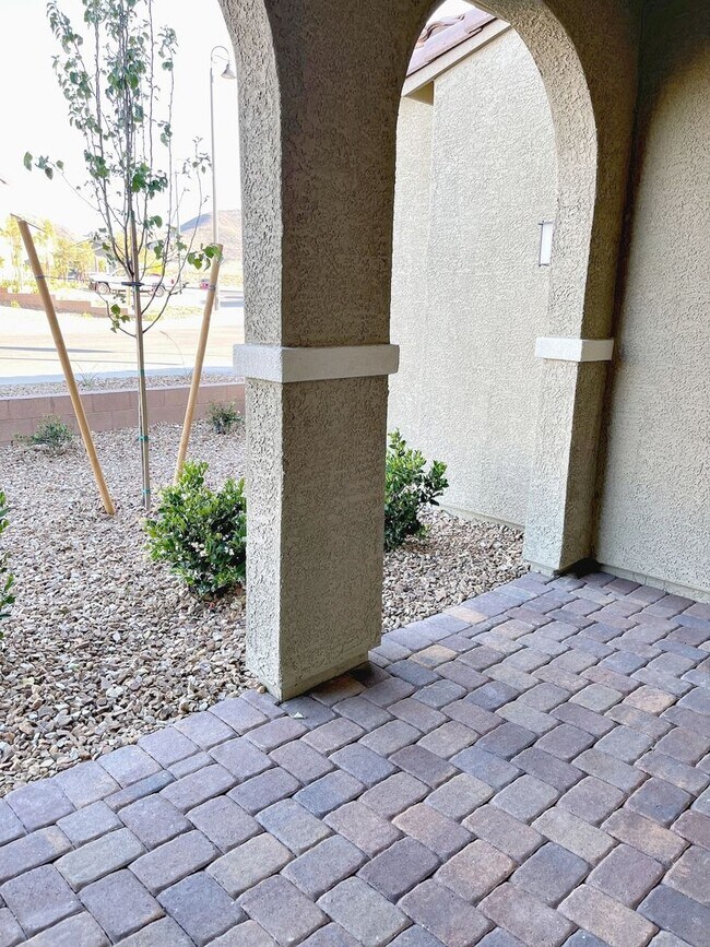 Building Photo - Brand new, amazing townhome, 3 bdrm/3 bath...