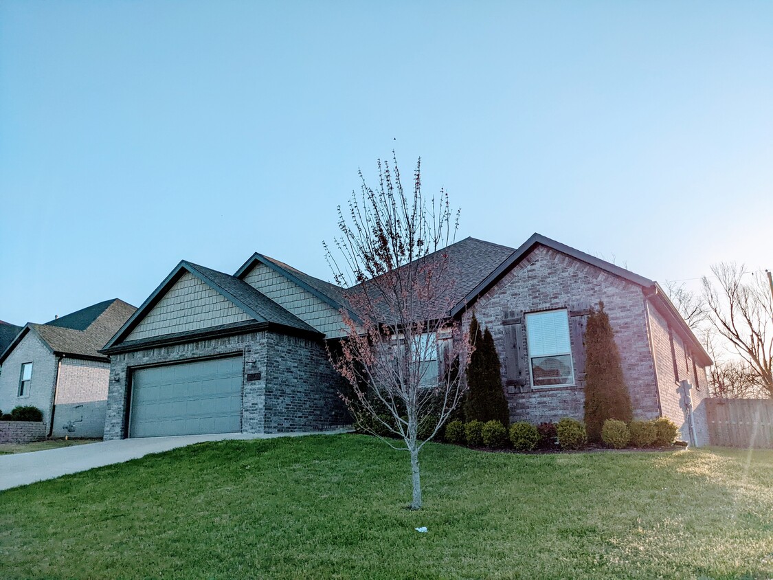 Photo - 700 Hawthorn Way (Centerton, AR)