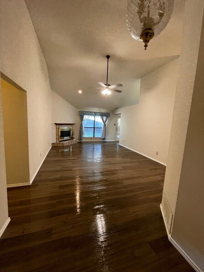 Foto del edificio - 3108 Creekwood Ln