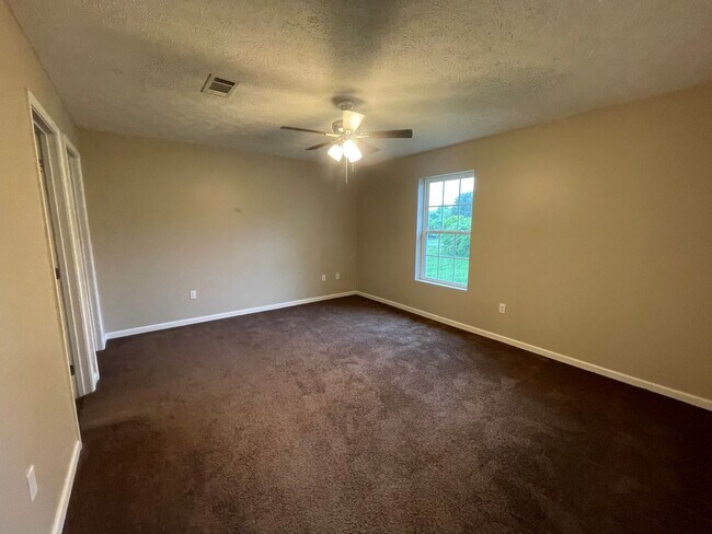 Foto del edificio - 3 bedroom 2 bath single family home in Whi...