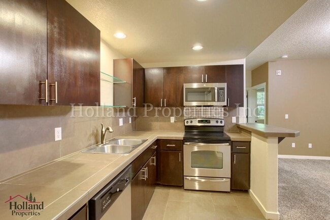 Building Photo - 670 NE Roydon Ln