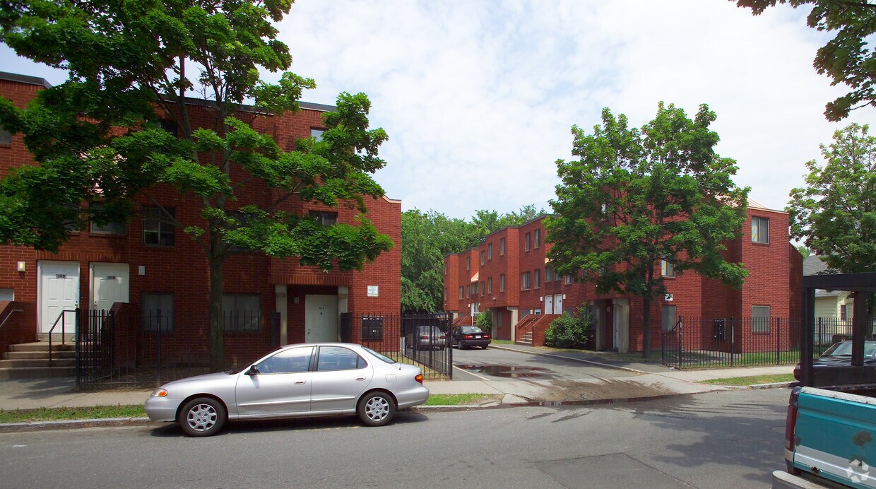 Building Photo - 24-40 Bancroft St