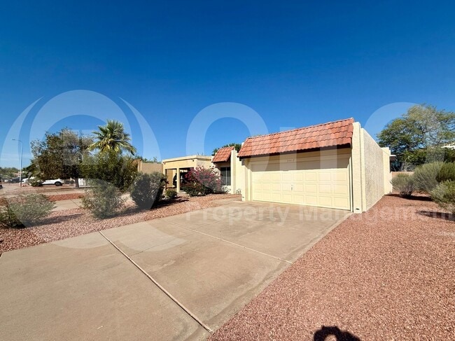 Building Photo - 5417 S Mitchell Dr