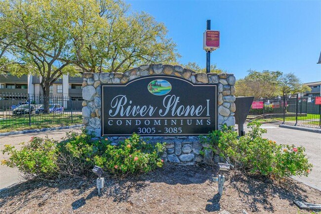 Foto del edificio - 3025 Walnut Bend Ln