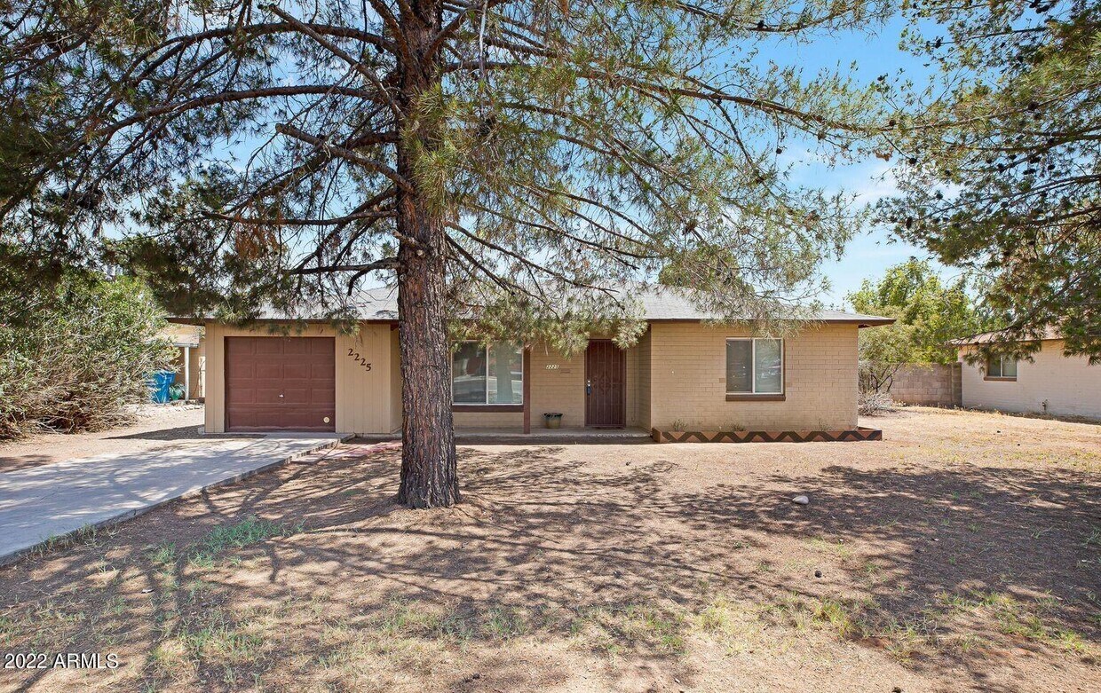 Primary Photo - 2225 E Osborn Rd