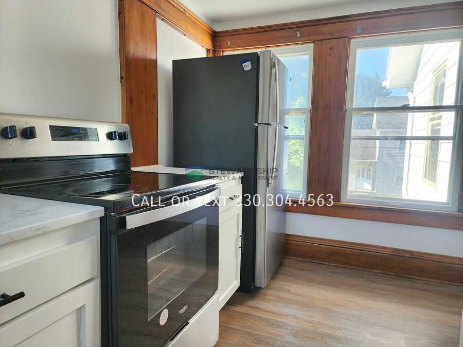 Primary Photo - 687 Allyn St