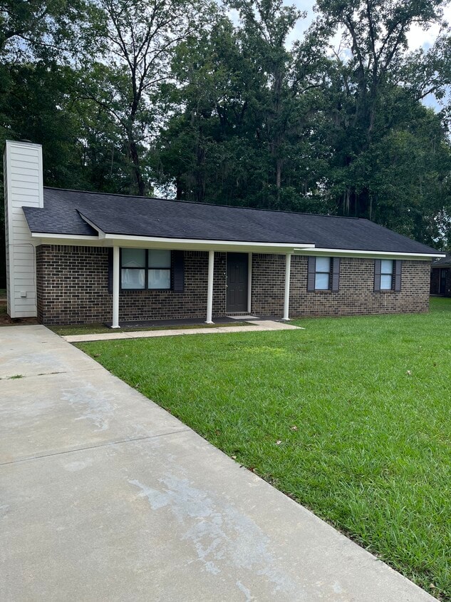 Front/driveway - 608 Bison Ln