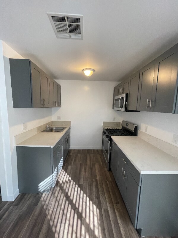 Building Photo - 2115 N Raymond Ave