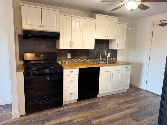 Foto del edificio - 136 Mammoth Rd