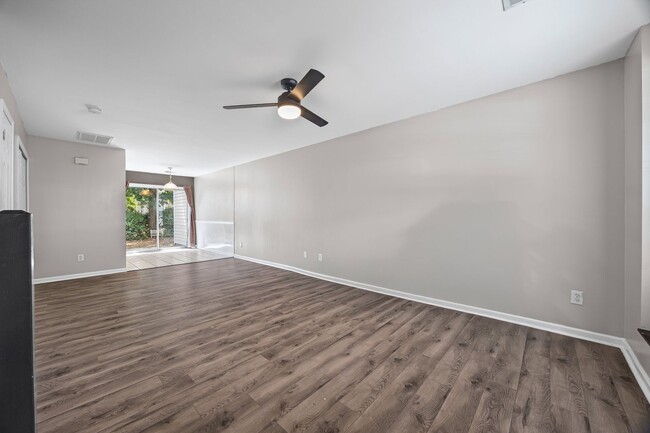 Foto del edificio - Great 2 bdrm Townhome in Steele Creek area...