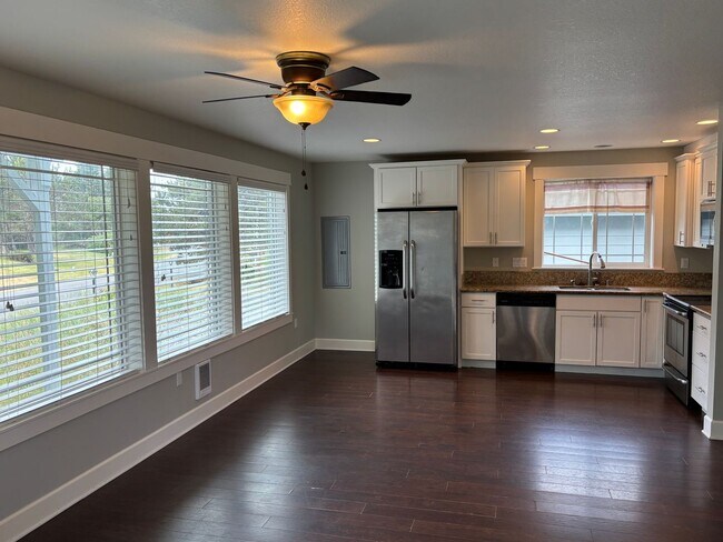 Building Photo - 3 Bed, 2 Bath home in Ocean Shores!