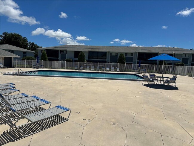 Foto del edificio - 9701 Hammocks Blvd