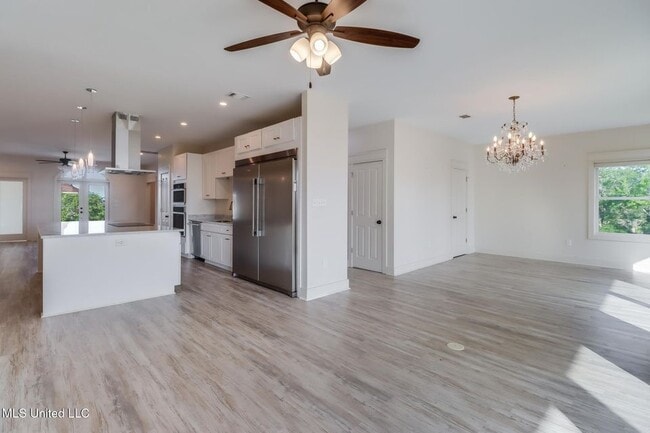 Building Photo - 238 Lovers Ln