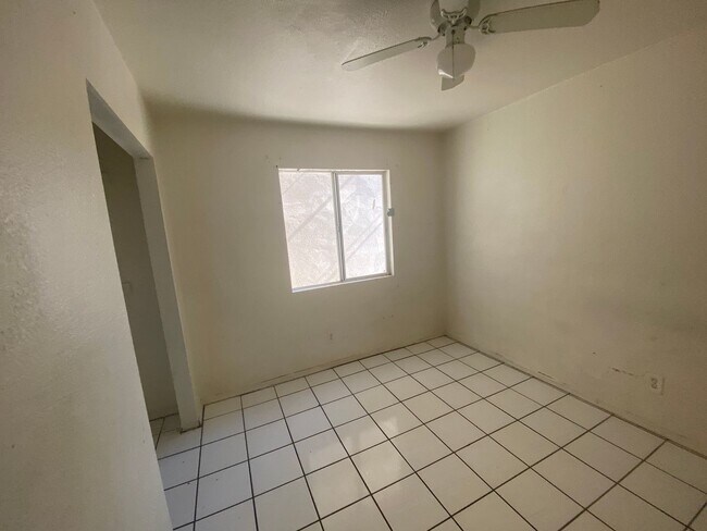 Building Photo - 1321 W Vogel Ave